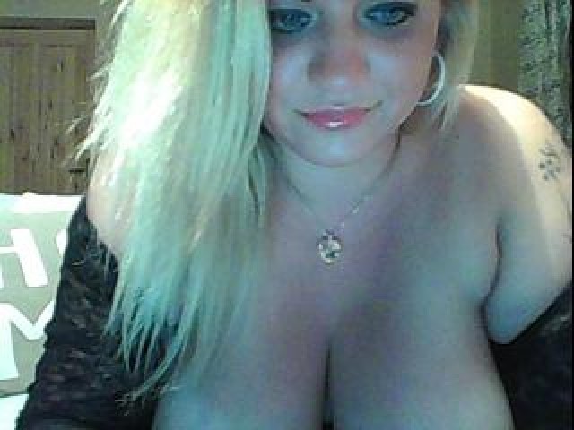 13789-sweettanna-shaved-pussy-blue-eyes-large-tits-tits-pussy-webcam-model
