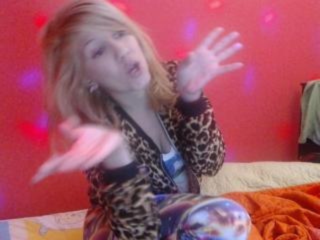 28830-jessismile23-brown-eyes-large-tits-pussy-female-webcam-model-webcam-teen