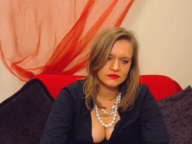 35190-daisyxkiss-webcam-webcam-model-straight-female-babe-medium-tits