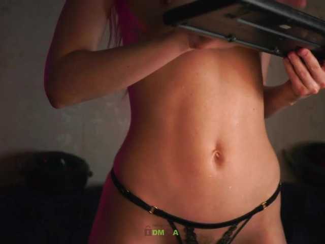 56223-bunya-stripping-russian-eivissa-games-king-of-the-room-green-eyes